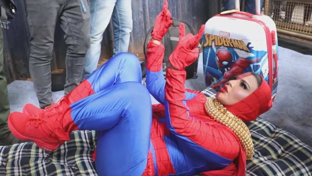 ১৯৭৮ সালে ২৫ নভেম্বর মুম্বইয়ে জন্ম তাঁর। ১৯৯৭ সালে ‘অগ্নিচক্র’ ছবির মাধ্যমে প্রথম অভিনয় জগতে আসা। তার পর একে একে ‘জিস দেশ মেঁ গঙ্গা রহতে হ্যাঁয়’, ‘ইয়ে রাস্তে হ্যাঁয় পেয়ার কে’, ‘ম্যায় হুঁ না’ ইত্যাদি বহু ছবিতে ছোট বড় চরিত্রে অভিনয় করতে করতে খ্যাতি লাভ তাঁর।