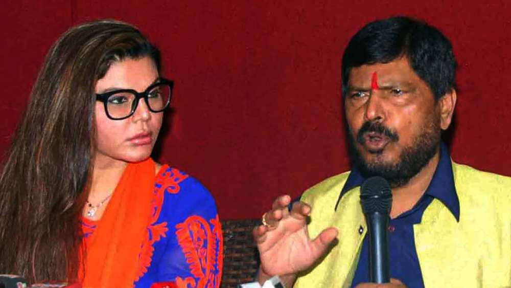 ২০১৪ সালের লোকসভা নির্বাচনে ল়ড়াই করার জন্য রাখি নিজে একটি রাজনৈতিক দল খুলেছিলেন, যার নাম, রাষ্ট্রীয় আম পার্টি (আরএপি)। কিন্তু নির্বাচনের পর রামদাস আঠাওয়ালের নেতৃত্বে রিপাব্লিকান পার্টি অব ইন্ডিয়ায় যোগদান করেন তিনি। 