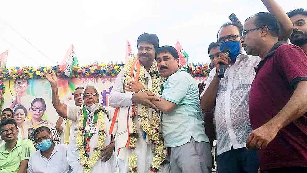 TMC leader Shankar Adhya  pretended to welcome MLA Biswajit Das warmly in Bangaon