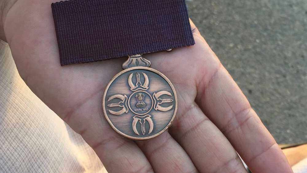 পরমবীর চক্রের ভিতরের নকশা লক্ষ করলে দেখা যায়, তার এক পিঠের মাঝে রয়েছে অশোক চক্র এবং তাকে ঘিরে চারদিকে চারটি বজ্র। পুরাণ অনুসারে, ঋষি দধীচির আত্মত্যাগের পর তাঁর পাঁজরের হাড় দিয়ে তৈরি হয়েছিল দেবরাজ ইন্দ্রের অস্ত্র বজ্র। পরমবীর চক্রের এই বজ্র তাই আত্মত্যাগের পরিচয় বহন করে। চক্রের অন্য পিঠের মাঝখান ফাঁকা রাখা হয়েছে। চারপাশে ইংরাজি এবং হিন্দি অক্ষরে লেখা ‘পরম বীর চক্র’।