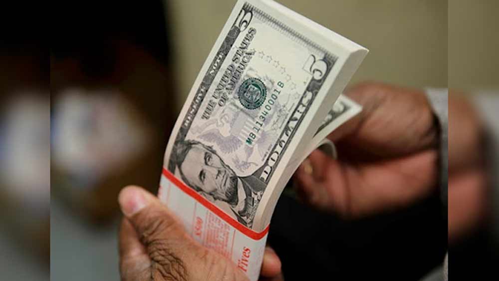 বর্তমানে বিশ্বের সবচেয়ে দামি মুদ্রা হল কুয়েতের দিনার। বৃহস্পতিবার এই প্রতিবেদন লেখার এক দিনারের মূল্য সময় ভারতীয় মুদ্রার প্রায় ২৪৩ টাকা। বিশ্ব জুড়ে সবচেয়ে বেশি প্রচলিত মুদ্রা আমেরিকার ডলার। কিন্তু সেই ডলারের থেকেও কয়েক গুণ দামি এই দিনার।