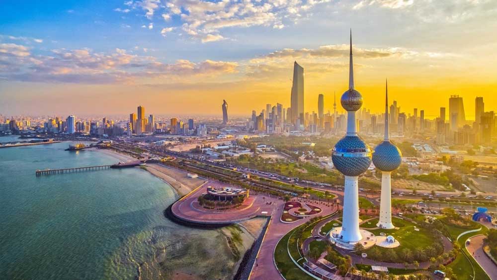 প্রশ্ন ওঠে, কুয়েতের মতো দেশকে কেন মুদ্রা ছাপানোর জন্য ভারতের উপর নির্ভর করে থাকতে হত? এর জন্য ইতিহাসের পাতা ওল্টাতে হবে। প্রায় ২০০ বছর ব্রিটিশদের নিয়ন্ত্রণে ছিল পারস্য উপসাগরীয় গাল্ফ অঞ্চল। এই অঞ্চলেরই একটি দেশ কুয়েত। ব্রিটিশরা মনে করেছিলেন, কুয়েতের জন্য আলাদা করে মুদ্রা চালু করার প্রয়োজন ছিল না সে সময়। তখন কুয়েতের অর্থনীতি সে ভাবে ফুলে ফেঁপেও ওঠেনি।