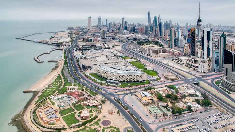 ব্রিটিশরাই কুয়েতে ভারতীয় মুদ্রা চালু করেছিলেন। ঔপনিবেশিক ভারতে যে মুদ্রা চলত, হুবহু একই মুদ্রা ছিল কুয়েতেও। ১৯৪৭ সালে ভারত স্বাধীন হওয়ার পরও কুয়েতকে একই মুদ্রা ব্যবহার করার অনুমতি দিয়েছিল দিল্লি। কুয়েতের অর্থনীতি তখন ভীষণ দুর্বলও ছিল। কুয়েত মূলত তেলের দেশ। ১৯৩০-এর শেষের দিকে কুয়েতের ভূগর্ভে বিপুল তেলের সন্ধান মিললেও দ্বিতীয় বিশ্বযুদ্ধের কারণে সেই তেল বেচে অর্থনীতিকে চাঙ্গা করতে পারছিল না কুয়েত।