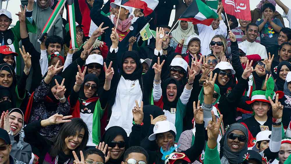 ১৯৬১ সালে স্বাধীন হয় কুয়েত। তত দিনে তেল রফতানি করে সে দেশের অর্থনীতি অনেকটাই ঘুরে দাঁড়িয়েছে। এরপরই কুয়েতের সরকার আলাদা মুদ্রা চালু করে। নাম রাখা হয় কুয়েতি দিনার। সে সময় এক কুয়েতি দিনার ছিল ভারতীয় মুদ্রায় ১৩ টাকার কিছু বেশি। যদিও ১৯৬৬ সাল পর্যন্ত কুয়েতি দিনারের পাশাপাশি গাল্ফ রুপিও প্রচলিত ছিল সে দেশে। কিন্তু বিভিন্ন কারণে ভারতের মুদ্রার মূল্য ক্রমশ নেমে যাওয়ায় গাল্ফ রুপির ব্যবহার বন্ধ করে দেয় কুয়েত।