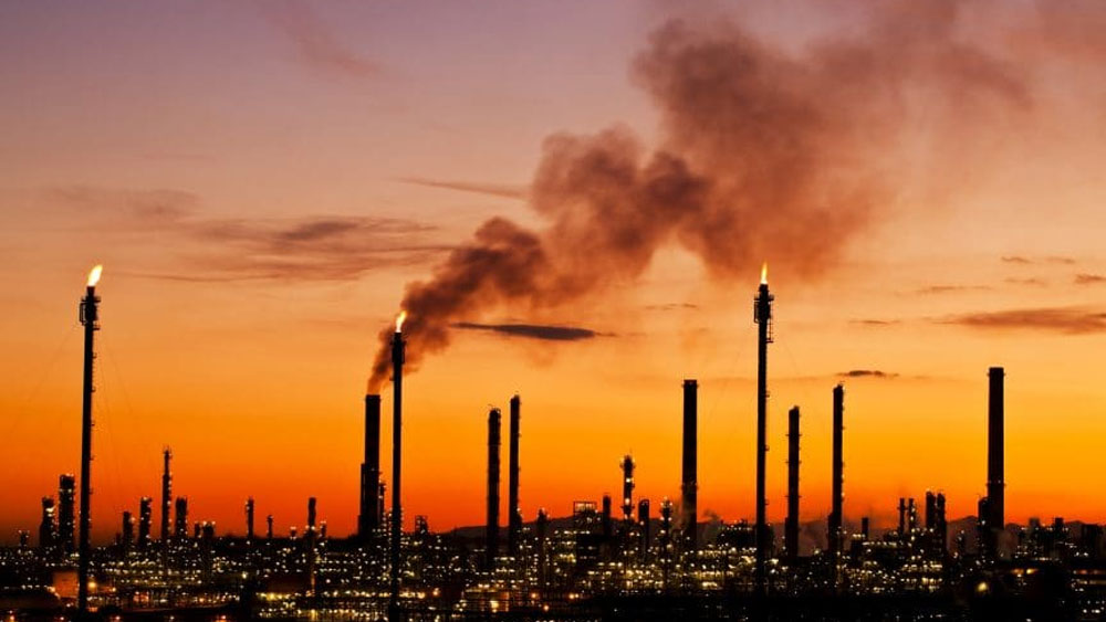 ‘ফিক্সড কারেন্সি রেট’-এর বেশ কিছু সমস্যা থাকা সত্ত্বেও কুয়েত ওই পথে হেঁটেছিল একটাই কারণে, তেলের দাম। কুয়েত তেল নির্ভর দেশ এবং তেলের দাম খুবই ওঠানামা করে। সে কারণেই কুয়েতের সরকার মনে করেছিল, ‘ফিক্সড কারেন্সি রেট’-এর সাহায্য নিলে উপকৃত হবে দেশের অর্থনীতি।