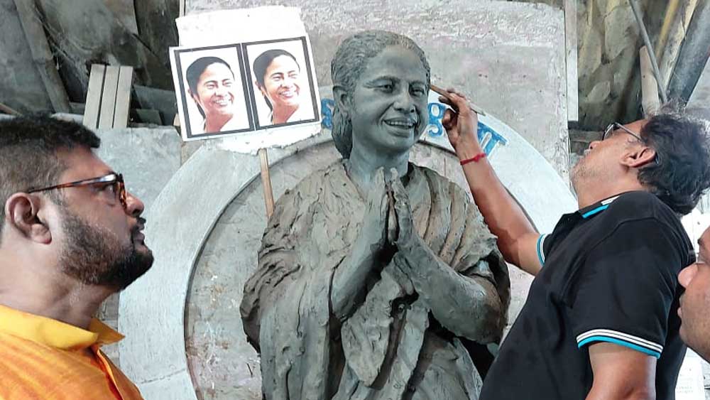 কুমোরটুলিতে শিল্পী মিন্টু পাল তৈরি করছেন মমতা বন্দ্যোপাধ্যায়ের আদলে দেবীমূর্তি। 
