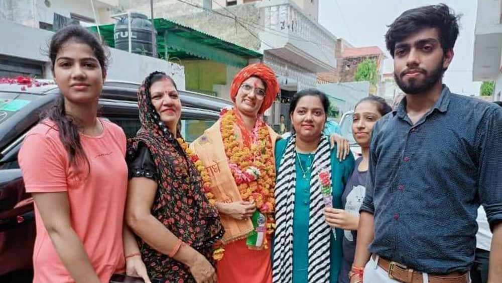 সম্প্রতি কেবিসি সিজন ১৩-র একটি এপিসোডে অমিতাভ বচ্চনের মুখোমুখি হয়েছিলেন তিনি। একটার পর একটা কঠিন প্রশ্নের উত্তর দিয়ে এক কোটি টাকা জিতে নেন।