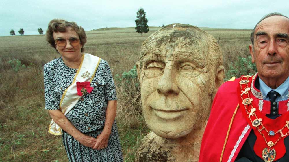 নিজেকে রাজা ঘোষণা করেন। দেশের জন্য আলাদা মুদ্রা চালু করেন। নাম দেন হাট রিভার ডলার। এক হাট রিভার ডলারের মূল্য এক অস্ট্রেলিয়ান ডলারের সমান রাখেন। দেশের জন্য আলাদা পতাকা তৈরি করেন। সরকারি কাজকর্মের জন্য আলাদা সিলমোহর। এ ছাড়া পাসপোর্ট, ভিসা সবই আলাদা করে ফেলেন।