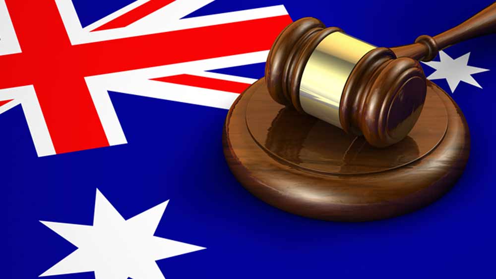 বিষয়টি পড়তে যতটা সহজ, বাস্তব তেমন ছিল না। প্রচুর আইনি জটিলতার মধ্যে দিয়ে তাঁকে যেতে হয়েছিল। এ দিকে তাঁর নামে বকেয়া সরকারি করের বোঝাও বাড়ছিল। কারণ প্রিন্সিপ্যালিটি অব হাট রিভারকে আলাদা দেশ হিসাবে কোনও দিনই মানেনি পশ্চিম অস্ট্রেলিয়া। ফলে পশ্চিম অস্ট্রেলিয়ার সমস্ত আইন তার উপর প্রযোজ্য ছিল। নিয়ম অনুযায়ী প্রতি বছর নাগরিকদের কর দিতে হয় সরকারকে। লিওনার্দের নামেও সেই কর বরাদ্দ করা হত। ফলে বারবারই বিচার চেয়ে পশ্চিম অস্ট্রেলিয়ার সুপ্রিম কোর্টের দ্বারস্থ হতে হয়েছিল তাঁকে। কিন্তু ব্যর্থ হয়ে ফিরে আসতে হয়েছিল। তবে হাল ছাড়েননি লিওনার্দ।