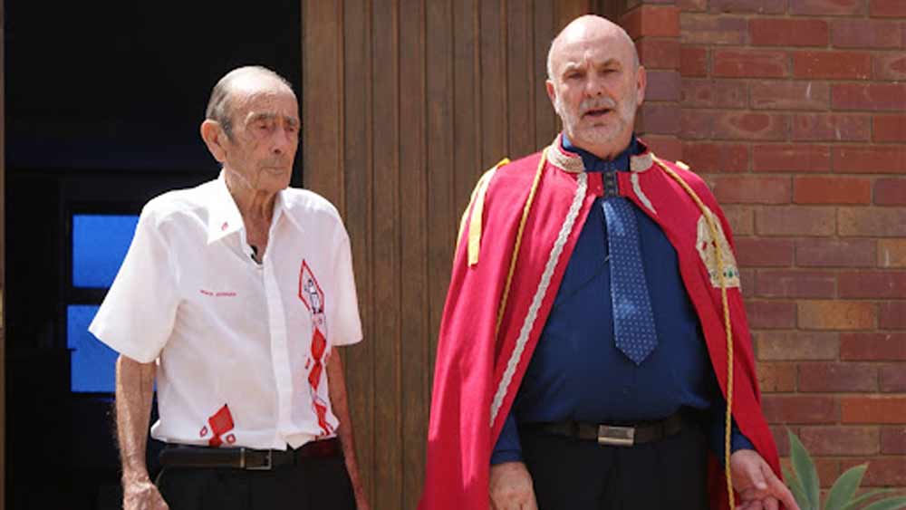 ২০১৭ সাল পর্যন্ত তিনি নিজে রাজা ছিলেন। তারপর তাঁর ছেলে গ্রেমির মাথায় রাজ মুকুট পরিয়ে দেন। ওই বছরই সুপ্রিম কোর্ট তাঁকে নোটিস পাঠিয়ে বকেয়া ২৭ লাখ অস্ট্রেলিয়ান ডলার কর দ্রুত জমা দেওয়ার নির্দেশ দেয়। যত দিন যাচ্ছিল, আরও আইনি জটিলতায় ফেঁসে যাচ্ছিলেন লিওনার্দ।