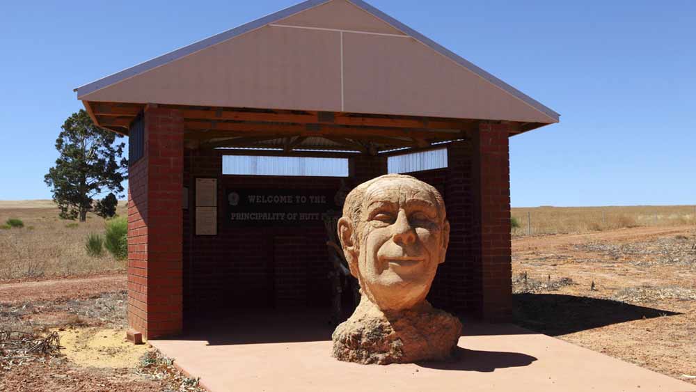 ২০১৯ সালের ১৩ ফেব্রুয়ারি মৃত্যু হয় তাঁর। কিন্তু এ সবের মধ্যে একটাই লাভ হয়েছিল প্রিন্সিপ্যালিটি অব হাট রিভারের। পর্যটকদের ভিড় জমতে শুরু করেছিল স্বঘোষিত বিশ্বের ছোট দেশটি দেখার জন্য। প্রতি বছর এর থেকেই মোটা অর্থ উপার্জন হতে শুরু করে লিওনার্দ এবং তাঁর পরিবারের। এ দেশের ঢুকতে গেলে আলাদা ভিসা নিতে হত পর্যটকদের।