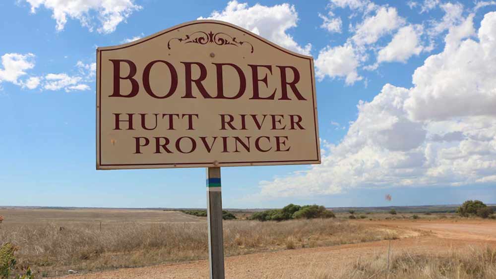 কিন্তু লিওনার্দের মৃত্যুর পর থেকে দেশের অর্থনীতি ক্রমে ক্ষতির মুখ দেখতে শুরু করে। পর্যটকদের আনাগোনাও কমতে শুরু করেছিল। তার উপর অতিমারির ধাক্কা দোসরের মতো কাজ করে। ২০২০ সালের ৩১ জানুয়ারি লিওনার্দের বংশধরেরা দেশের সীমান্ত বন্ধের ঘোষণা করেন।