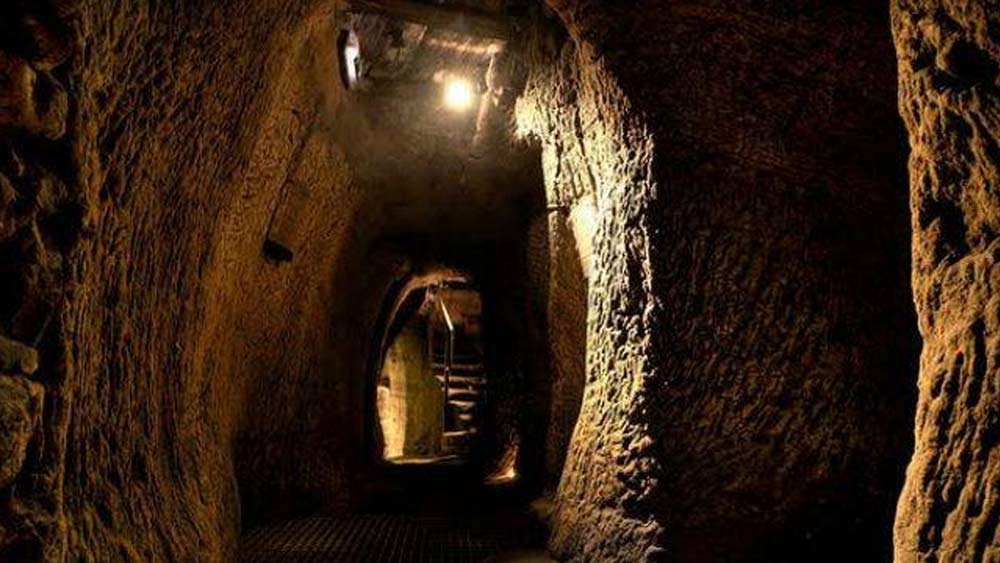 চাঁদনী চকের লাল কেল্লা থেকে দিল্লির বিধানসভা পর্যন্ত গভীর সুড়ঙ্গ রয়েছে! যে সুড়ঙ্গের কথা বহু দিন থেকে শোনা গেলেও এতদিন তার হদিস কিছুতেই মিলছিল না। তন্ন তন্ন করে খুঁজেও সন্ধান মেলেনি। বৃহস্পতিবার খোঁজ মিলল সেই রহস্যময় সুড়ঙ্গের!