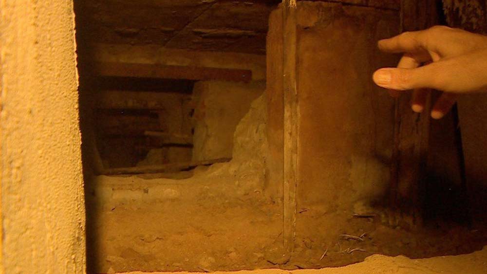 দিল্লি বিধানসভার ওই সুড়ঙ্গ নিয়ে স্বভাবতই কৌতূহল জন্মেছে। কেন এই সুড়ঙ্গ তৈরি হয়েছিল, তা নিয়ে বিস্তর জল্পনাও চলছে। তবে ইতিহাসবিদেরা এর সঙ্গে ব্রিটিশ-যোগ খুঁজে পেয়েছেন।