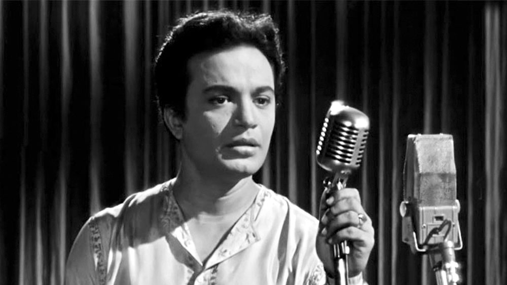 ‘ওই রকম সুন্দর চেহারায় গিলে করা পাঞ্জাবি, চুনোট ধুতি পরে  ভুবন ভোলানো হাসি হাসতে পারেন এক মাত্র উত্তমকুমার।’