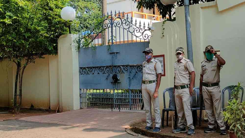 উপাচার্যের বাসভবনে আপাতত সশস্ত্র পুলিশ মোতায়েন করা হয়েছে।