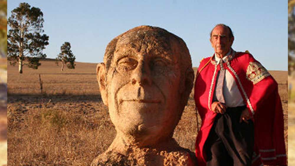 কিন্তু অস্ট্রেলিয়ার বাকি দেশ এবং বিশ্বের অন্যান্য দেশও প্রিন্সিপ্যালিটি অব হাট রিভারকে স্বতন্ত্র দেশ মানতে চায় না। স্বীকৃতি পাওয়ার জন্য তাই ১৯৭০ সালে ২১ এপ্রিল দেশটির প্রতিষ্ঠা দিবসে ব্রিটেনের রানি দ্বিতীয় এলিজাবেথকে আমন্ত্রণ জানান তিনি। কারণ ব্রিটেনের রানি তখন অস্ট্রেলিয়ারও রানি ছিলেন। রানি যাননি কিন্তু তাঁকে শুভেচ্ছা জানিয়ে একটি চিঠি পাঠিয়েছিলেন। ওই চিঠিই হাতিয়ার হয়ে যায় লিওনার্দের।