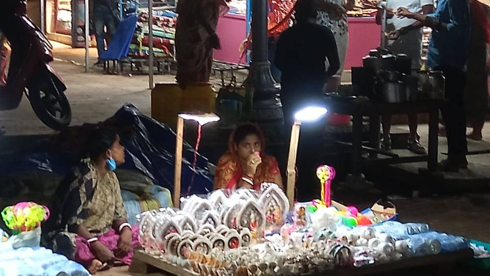 ক্রেতার অপেক্ষায়