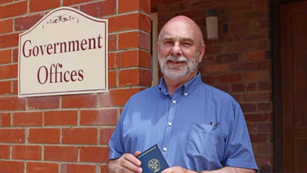 তবে বিশ্বের আর কোনও দেশ একে দেশ হিসাবে মনেই করে না। ২০০৮ সালে ইউরোপীয় ইউনিয়ন কাউন্সিল হাট রিভারের জনতার পাসপোর্টকে ‘ফ্যান্টাসি পাসপোর্ট’ উল্লেখ করেছিল। অস্ট্রেলিয়ার শহর পারথের ৫১৭ কিলোমিটার উত্তরে হাট নদীর তীরে অবস্থিত প্রিন্সিপ্যালিটি অব হাট রিভারের অস্তিত্ব রক্ষার লড়াইয়ে আজও ভরসা রানি দ্বিতীয় এলিজাবেথের ওই চিঠিটুকুই।