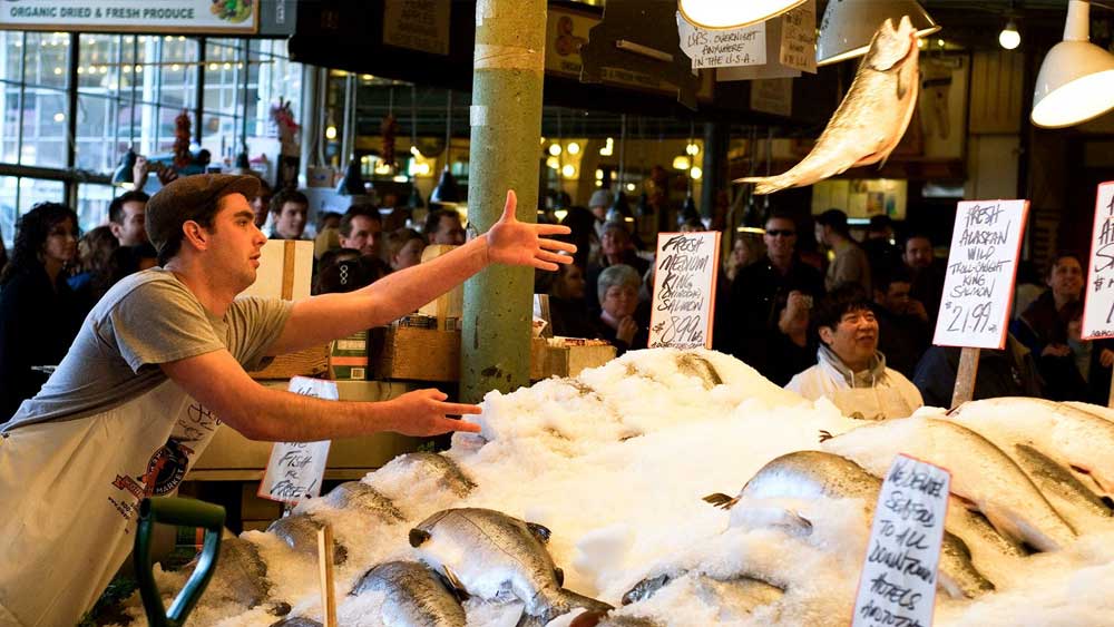 এই মাছের দাম নির্ভর করে এর ওজন এবং মাছটি পুরুষ না স্ত্রী, তার উপর। একটি ৩০ কেজির পুরুষ ঘোলের দাম অন্তত চার থেকে পাঁচ লাখ টাকার মধ্যে ওঠানামা করে।