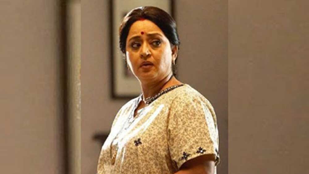 যত দিন যাচ্ছিল অভিনয়েও আরও সাবলীল হয়ে উঠছিলেন তিনি। কিন্তু একটা সময় তাঁর নামে খুব নেতিবাচক প্রচার শুরু হয়। সংবাদমাধ্যমে ছাপা হতে শুরু হয় যে, তিনি নাকি হেমা মালিনীকে নকল করেন। তার প্রভাব পড়েছিল তাঁর কেরিয়ারেও। ভাল চরিত্র তিনি পাচ্ছিলেন না। এরই মধ্যে আরও এক ঘটনা তাঁর কেরিয়ারে প্রভাব ফেলতে শুরু করেছিল। এই দুইয়ের প্রভাবে এক সময় বলিউড থেকেই বিরতি নিতে বাধ্য হয়েছিলেন শোমা।