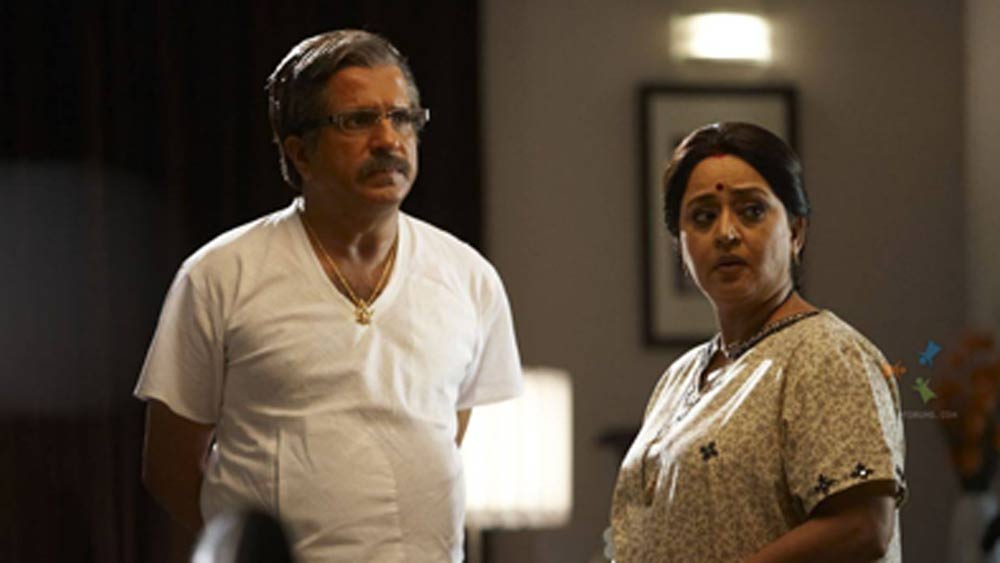 এ ভাবে ছ’বছর কেটে যায়। ১৯৯৫ সালে স্বামী তারিকের একটি ছবিতে জিতেন্দ্র কাজ করছিলেন। সেই সূত্রেই শোমার সঙ্গে পরিচয় হয় জিতেন্দ্রর। তখন আবার জিতেন্দ্রর মেয়ে একতা কপূরও একটি ধারাবাহিকে কাজ করছিলেন।