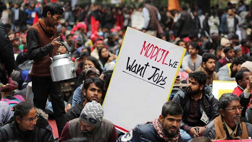 যদি দেশের মানুষের একটা বড় অংশ কাজ হারায়, তা হলে সার্বিক অর্থনৈতিক কর্মকাণ্ডও ব্যাহত হতে থাকে।