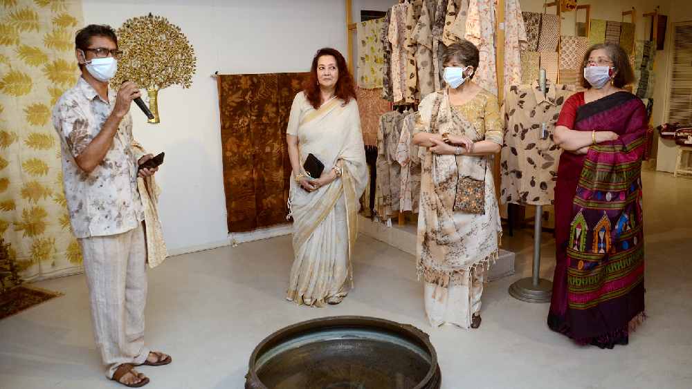সিমা ‘আর্ট ইন লাইফ’ প্রদর্শনীর বিশেষ উদ্বোধনে রাখি সরকার, প্রতীতি সরকার এবং মুনমুন সেনের সঙ্গে বিশাল।