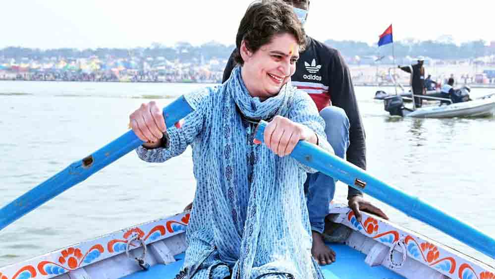 ভূমিকাবদল: প্রয়াগরাজে নৌকায় দাঁড় টানছেন প্রিয়ঙ্কা গাঁধী বঢরা।