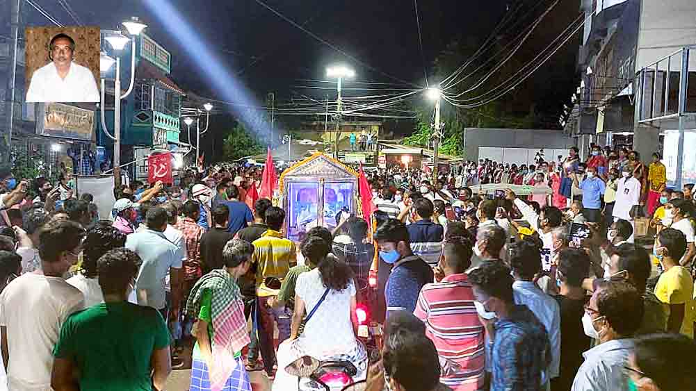 গৌরাঙ্গ গোস্বামীর (ইনসেটে) দেহ পৌঁছনোর পরে ভিড় কালনায়। 