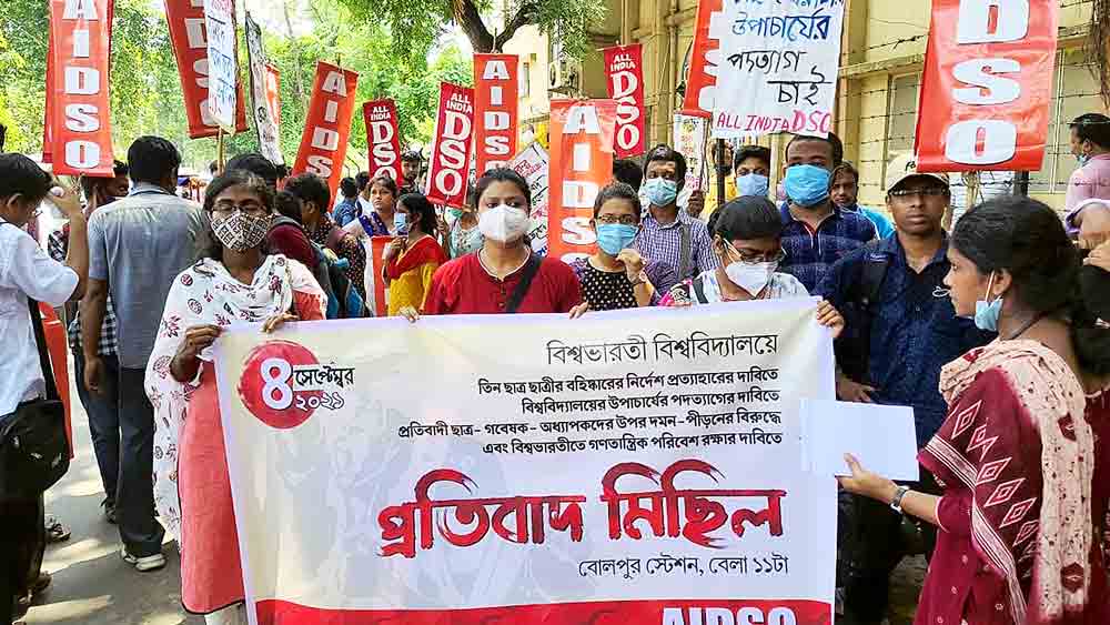 বিশ্বভারতীতে আন্দোলনকারী পড়ুয়াদের সমর্থনে মিছিল। শনিবার। 