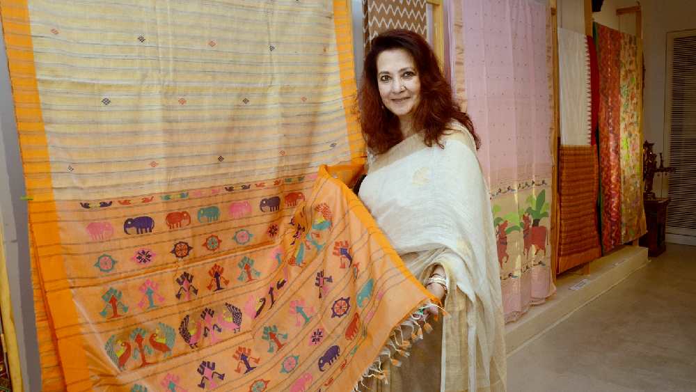 মধ্য ভারতের এই ধোলাবেড়ি শাড়ি দেখেই এগিয়ে গেলেন মুনমুন সেন। আঁচলে এত ধরনের রং এবং রঙিন পশুপাখির আঁকিবুকি চোখ টেনেছে মুনমুনের। এবারের প্রদর্শনীতে এই রকম বেশ কিছু শাড়ি রয়েছে। নিখুঁত কারুকাজ  এবং নানা রকম রঙের এই শাড়িগুলি প্রত্যেকটাই আর পাঁচটা শাড়ির চেয়ে একদম আলাদা।