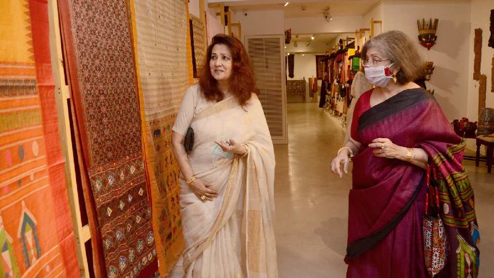 নানা প্রদেশের শাড়ি মুনমুনকে ঘুরিয়ে দেখাচ্ছেন রাখি সরকার। প্রত্যেক বছরই তিনি ভারতের বিভিন্ন প্রান্তের তাঁতিদের কাজ সংগ্রহ করে এনে এই প্রদর্শনী সাজান।