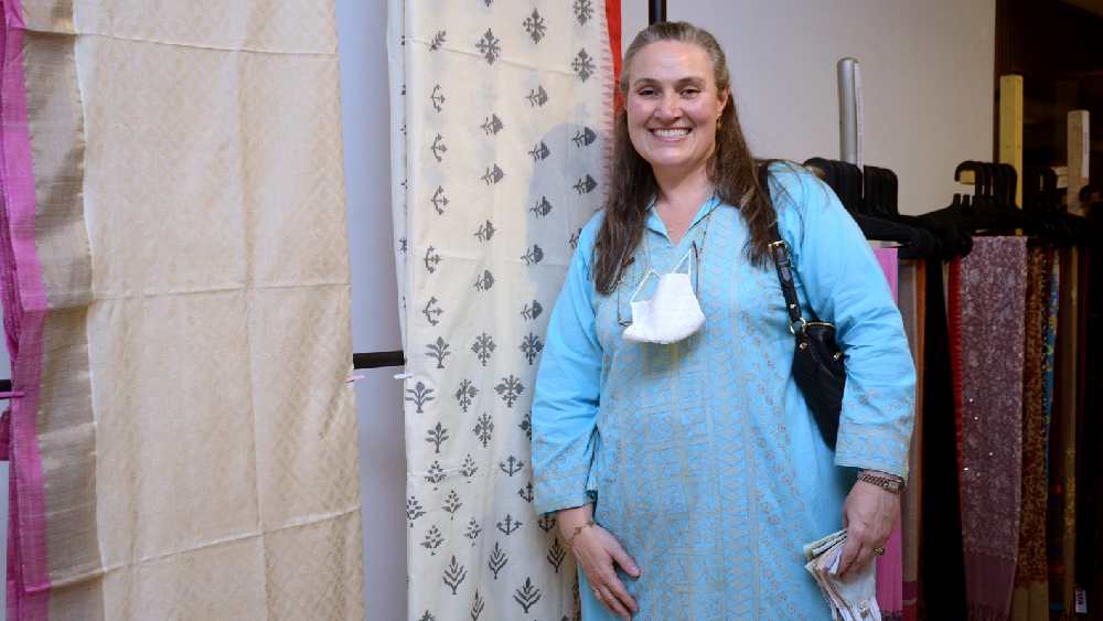 এ বছরের অন্যতম বিশেষ আকর্ষণ যেমন অন্ধ্রপ্রদেশের তাঁতিদের তৈরি জামদানি শাড়ি। জামদানিকে আমরা বাংলার বৈশিষ্ট্য বলেই জানি। কিন্তু এই শাড়িগুলি তৈরি করেছেন অন্ধ্রের ‘মাস্টার’ কারিগর।