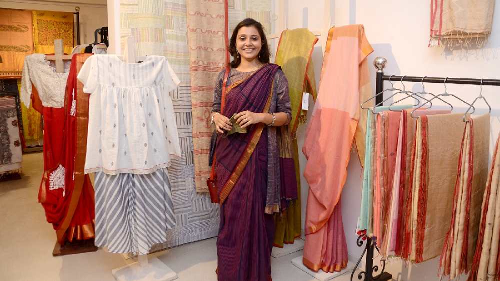 প্রত্যেক বছরের মতোই এ বছরও শহরের বেশ কিছু ডিজাইনার অংশ নিয়েছেন এই প্রদর্শনীতে। পারমিতা বন্দ্যোপাধ্যায় উপস্থিত ছিলেন বিশেষ উদ্বোধনেও। সুতি, লিনেন এবং সিল্কের পশ্চিমী পোশাক চাইলে আপনি পারমিতার পোশাকগুলি দেখতে পারেন। হাল্কা ধরনের লিনেন পরেও আরাম। প্রত্যেকটি পোশাকের কাট ও সিল্যুয়েট ঢিলেঢালা। তাই কলকাতার আবহাওয়ায় পরার জন্য আদর্শ। হাল্কা রঙের পাশাপাশি এ বারের পশরায় রয়েছে কিছু গাঢ় মেটালিক রংও।  উৎসবের মরশুমের সঙ্গে মানানসই।