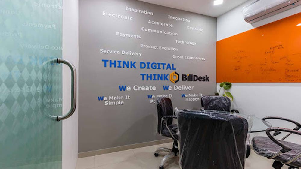 তিন জনের মাথাতেই তখন ভিড় করছে নতুন কিছু করার হাজারো পরিকল্পনা। কথায় কথায় উঠে আসে এমন কিছু করার প্রসঙ্গ যা মানুষের জীবনযাত্রা আরও ডিজিটাল করে তুলবে।