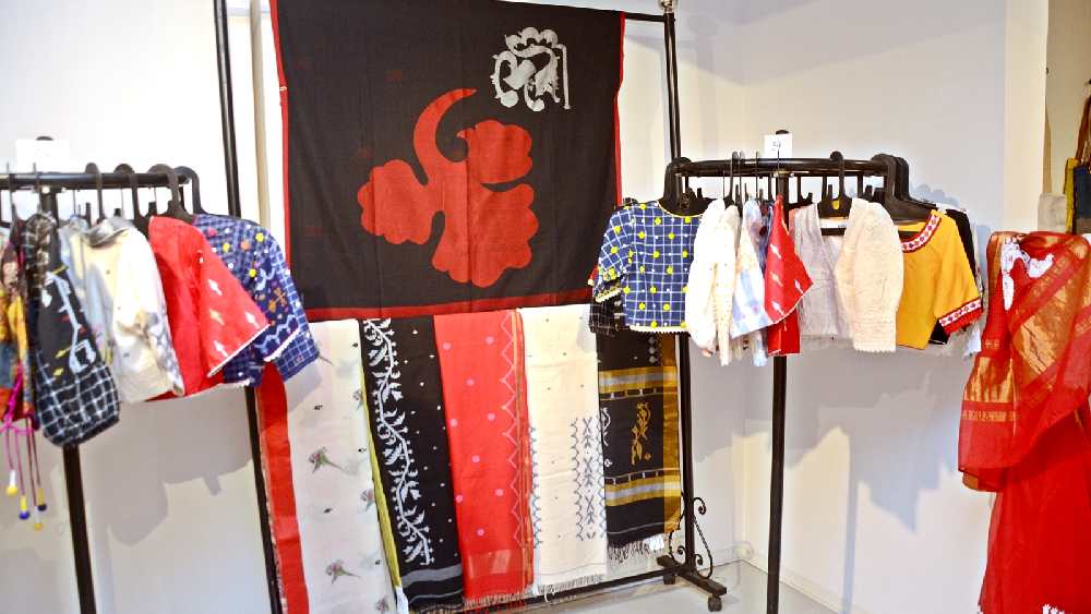 অন্য ধরনের ব্লাউজ কিনতে চান? তা হলে শহরের আরেক ডিজাইনার পরমা ঘোষের পশরায় নজর দিন। কোনওটা লেসের কাজ করা, কোনওটায় থ্রি-ডি ফুলের কারুকাজ, কোনওটায় স্ট্রবেরি মোটিফ— মনের মতো রং এবং কারুকাজের ব্লাউজ পেয়ে যাবেন। কাঁথার কাজ করা শাড়ি যেমন রয়েছে, তেমনই বাংলা চলচ্চিত্র বা কলকাতার ছোঁয়া পেয়ে যাবেন পরমার অনেক শাড়িতে।