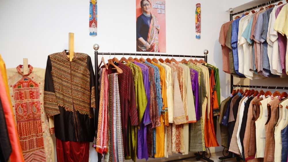 গত বছরই কলকাতা তাঁর প্রিয় ডিজাইনার শর্বরী দত্তকে হারিয়েছে। পুরুষদের সাজতে শিখিয়েছিলেন যিনি, তাঁকে শ্রদ্ধা জানিয়ে এ বারের প্রদর্শনীতে রয়েছে তাঁর সৃষ্টি ‘শূন্য’এর পোশাক। উৎসবের মহলে জমকালো সাজে পুরুষরাই বা কেন পিছিয়ে থাকবেন? এই সম্ভার থেকে বেছে নিতে পারেন মনের মতো পাঞ্জাবি, ধুতি এবং অন্য পোশাক।