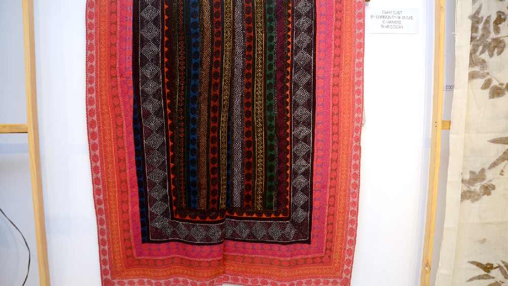 পুজো মানেই নিজের বাড়িটাও একটু নতুন করে সাজিয়ে তোলা চাই। প্রদর্শনীতে পেয়ে যাবেন নানা ধরনের টুকিটাকি। তাঁর মধ্যেই বেছে নিতে পারেন অভিনব কিছু জিনিস। রাজস্থানের মরুভূমির সাপুড়েদের তৈরি এই কাঁথার নাম ‘সামি’। আপনার বসার ঘরের দেওয়ালে রাখলে চমকে যাবেন অতিথিরা।