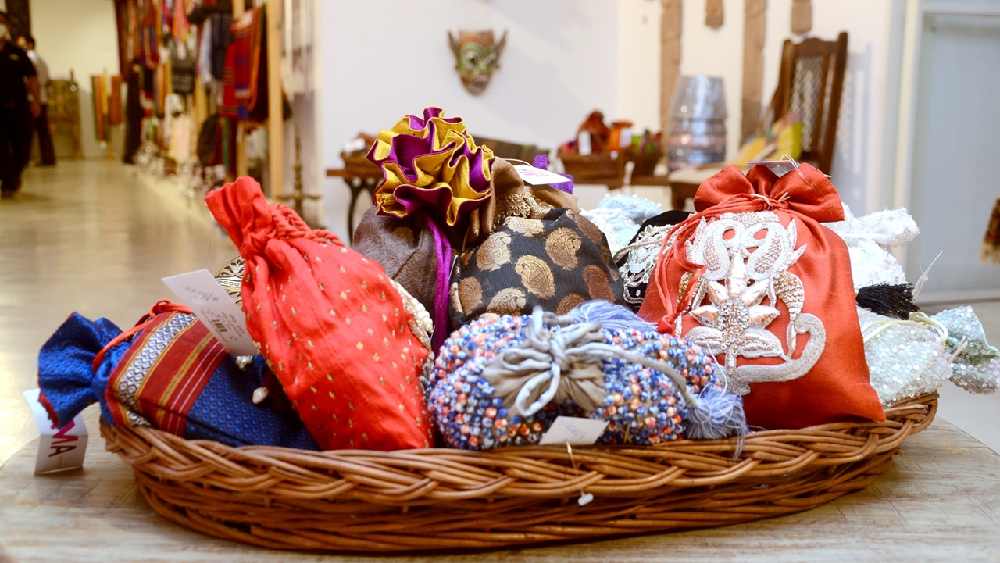 থান কাপড় থেকে পোশাক তৈরি হলে বাদ পড়ে অনেক টুকরো টুকরো কাপড়। আবার পুরনো পোশাকও রিসাইকেল করার পর বেঁচে থাকে অনেক কিছুই। সেগুলি জুড়ে রকমারি বটুয়া তৈরি করে ‘একতারা’ নামে এক সংস্থা। পরিবেশ -বান্ধব বটুয়াগুলি কিন্তু দেখতে দারুণ। উৎসবের মরশুমে দিব্যি মানানসই।