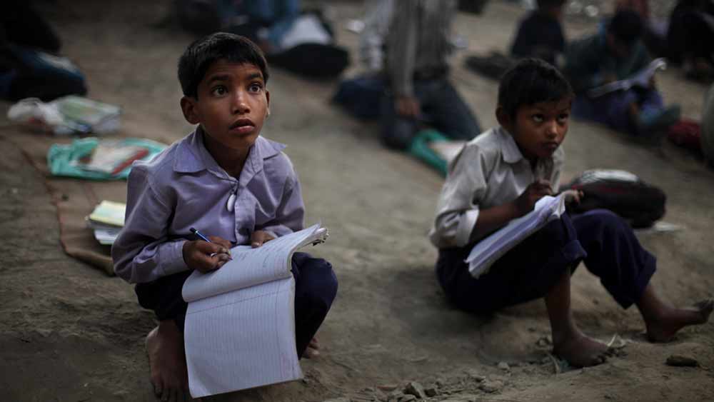 অনেক বার ছাত্র-ছাত্রীদের বাড়িতে গিয়ে অভিভাবকদের বুঝিয়ে স্কুলছুটের হাত থেকে তাদের বাঁচাতে হয়েছে নিতিনকে।