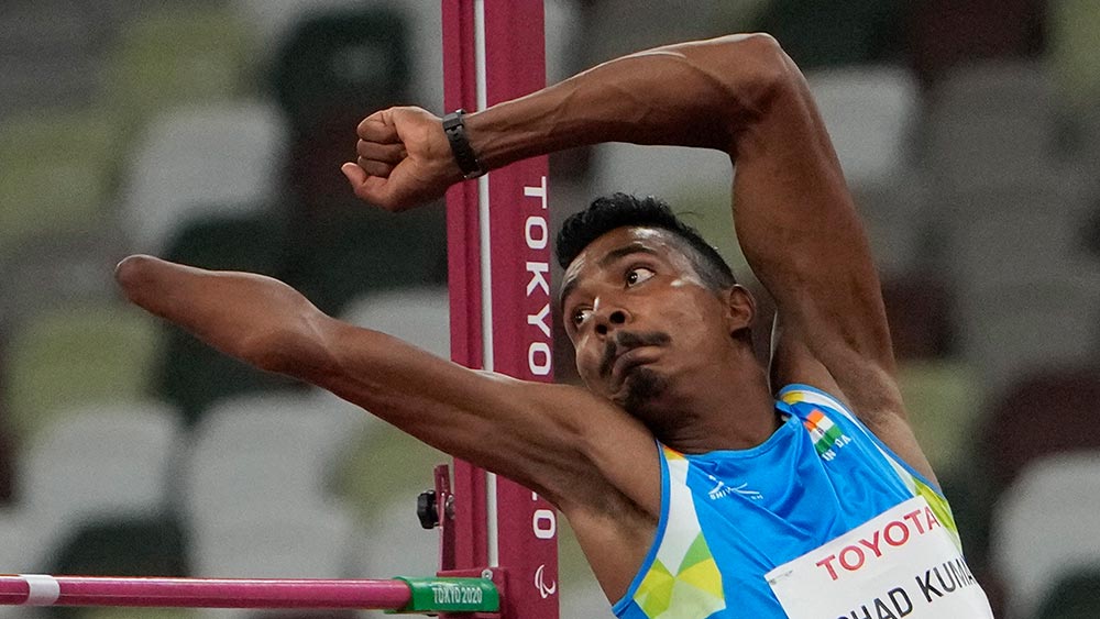 নিষাদ কুমার: এ বারের প্যারালিম্পিক্সে ভারতকে প্রথম পদক দিয়েছিলেন তিনিই। ২৯ অগস্ট হাই জাম্পার (টি ৪৭) নিষাদ রুপো জিতেছিলেন। ২১ বছরের এই হাই জাম্পার এক দুর্ঘটনায় ডান হাত হারান। আট বছর বয়স থেকে এক হাতেই লড়াই করছেন তিনি।