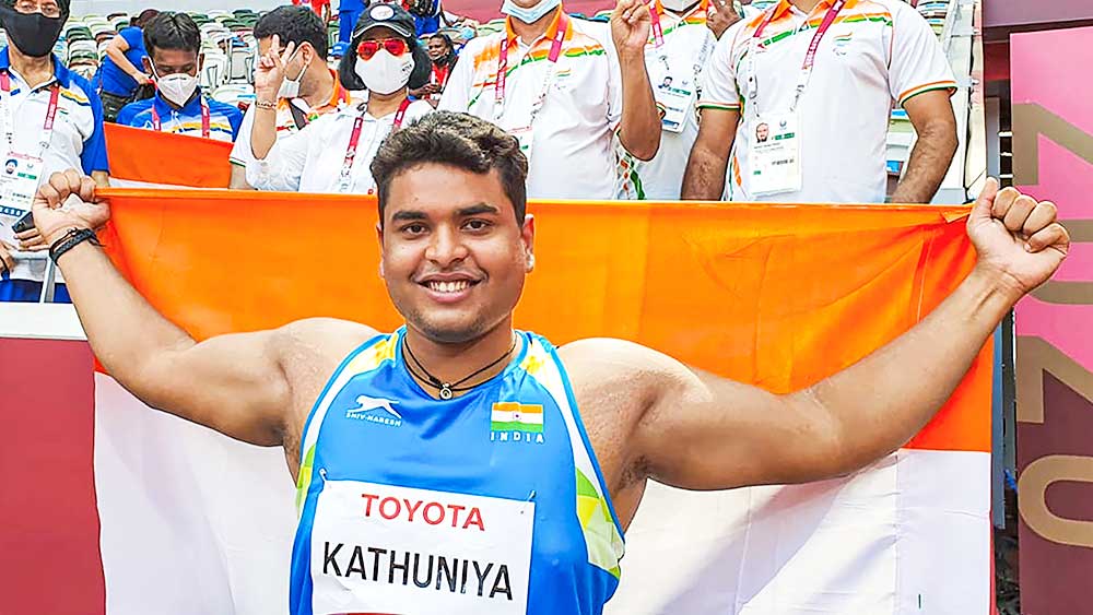 যোগেশ কাঠুনিয়া: রুপো জেতেন এই ডিসকাস থ্রোয়ার (এফ ৫৬)। মাত্র আট বছর বয়স থেকে পক্ষাঘাতগ্রস্ত হয়ে পড়েন সেনাকর্মীর ছেলে যোগেশ। বাবার কাছ থেকেই মানসিক জোর পেয়েছেন তিনি। লড়াই করার সেই শক্তিই পদক এনে দিল যোগেশকে।