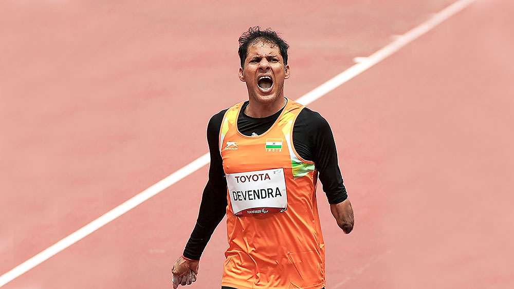 দেবেন্দ্র ঝাঝারিয়া: তৃতীয় বার পদক জিতলেন দেবেন্দ্র। গত প্যারালিম্পিক্সে সোনাজয়ী জ্যাভলিন থ্রোয়ার (এফ ৪৬) এ বার রুপো জেতেন। বৈদ্যুতিক তারের স্পর্শে ছোটবেলায় বাঁ হাত পঙ্গু হায় যায় তাঁর। সেই নিয়েই তিন বার প্যারালিম্পিক্সে পদক জিতলেন দেবেন্দ্র।