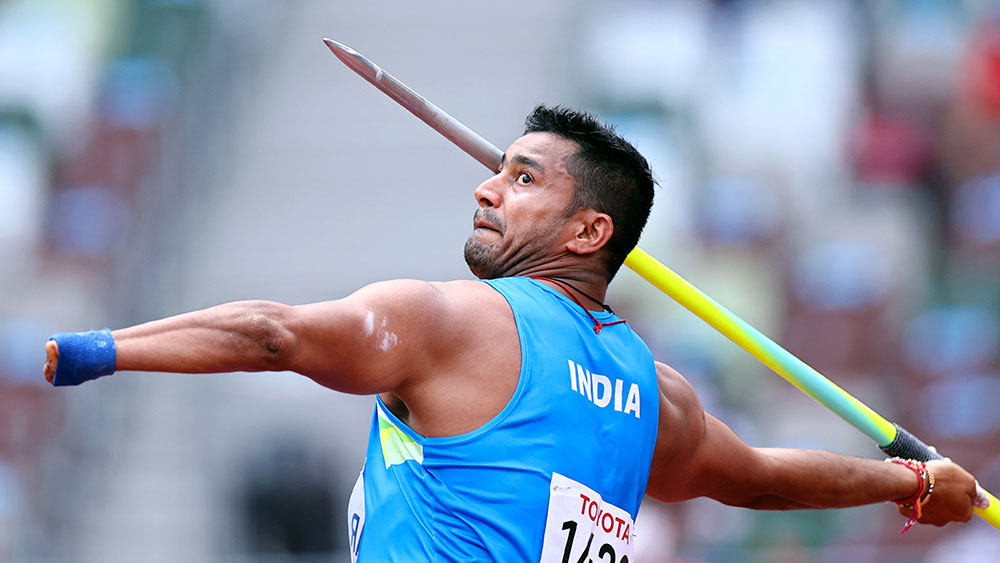 সুন্দর সিংহ গুরজার: দেবেন্দ্রর ইভেন্টেই ব্রোঞ্জ জিতেছেন সুন্দর। একই ইভেন্টে জোড়া পদক ভারতের। ২০১৫ সালে একটি দুর্ঘটনায় বাঁ হাতের কব্জি কেটে বাদ দিতে হয় তাঁর। সেই থেকে প্যারা অ্যাথলিটিক্সে অংশ নিতে শুরু করেন তিনি। ২০১৬ সালের রিয়ো প্যারালিম্পিক্সেও সুযোগ পেয়েছিলেন সুন্দর। কিন্তু ইভেন্টের দিন দেরি করে আসায় বাদ যান তিনি।