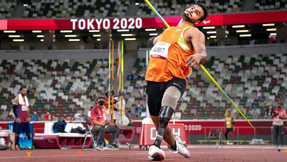 সুমিত অন্তিল: জ্যাভলিনে (এফ ৬৪) সোনা জেতেন সুমিত। নীরজের পর জ্যাভলিনে ফের সোনা জয় টোকিয়োতে। বিশ্ব রেকর্ড গড়ে সোনা জেতেন সুমিত। পরের বার নীরজের সঙ্গে অলিম্পিক্সে নামতে চান বাঁ পা হারানো সুমিত।