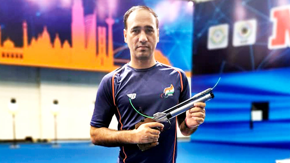 সিংহরাজ আধানা: ৫০ মিটার পিস্তল (এসএইচ ১) ইভেন্টেই সিংহরাজ রুপো জেতেন। পোলিয়ো আক্রান্ত সিংহরাজ ১৮ তম শ্যুট অবধি শীর্ষে ছিলেন। পরের দু’টি শটে তাঁকে টপকে সোনা জিতে নেন মণীশ।