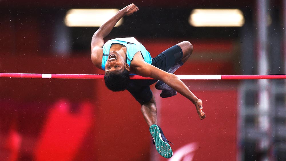 মারিয়াপ্পন থঙ্গভেলু: গত বারের সোনাজয়ী শ্যুটার এ বারের প্যারালিম্পিক্সে রুপো জেতেন। পাঁচ বছর বয়স থেকেই পঙ্গু তিনি। বাসের চাকা চলে যায় তাঁর ডান পায়ের উপর দিয়ে। হাঁটু গুঁড়িয়ে যায় মারিয়াপ্পনের। সারা জীবন এক পা নিয়েই লড়াই করতে হবে তাঁকে।