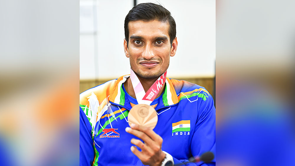 শরদ কুমার: হাই জাম্পে (টি ৪২) ব্রোঞ্জ জেতেন তিনি। দু’বছর বয়স থেকে তাঁর বাঁ পা পোলিয়োর জন্য নষ্ট হয়ে যায়। দার্জিলিঙের কলেজে পড়াশোনা করেছেন শরদ। প্যারালিম্পিক্সে অংশ নেওয়ার জন্য তিন বছর ধরে ইউক্রেনে অনুশীলন করেছিলেন তিনি। 