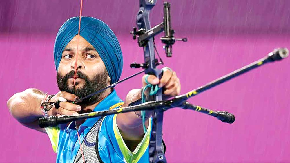 হরবিন্দর সিংহ: তিরন্দাজিতে ব্রোঞ্জ জেতেন হরবিন্দর। কোরিয়ার কিম মিন সু-কে হারিয়ে দেন তিনি। পঞ্জাব বিশ্ববিদ্যালয়ে গবেষণা করছেন হরবিন্দর। দেড় বছর বয়সে ডেঙ্গি হয়েছিল তাঁর। সেই সময় ভুল ইঞ্জেকশন দেন চিকিৎসক। তাতে হরবিন্দরের পা কাজ করা বন্ধ করে দেয়। সেই নিয়েই ব্রোঞ্জ জয় তাঁর।